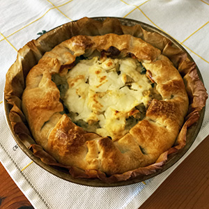 Torta salata con ricotta, spinaci, carciofini e crescenza